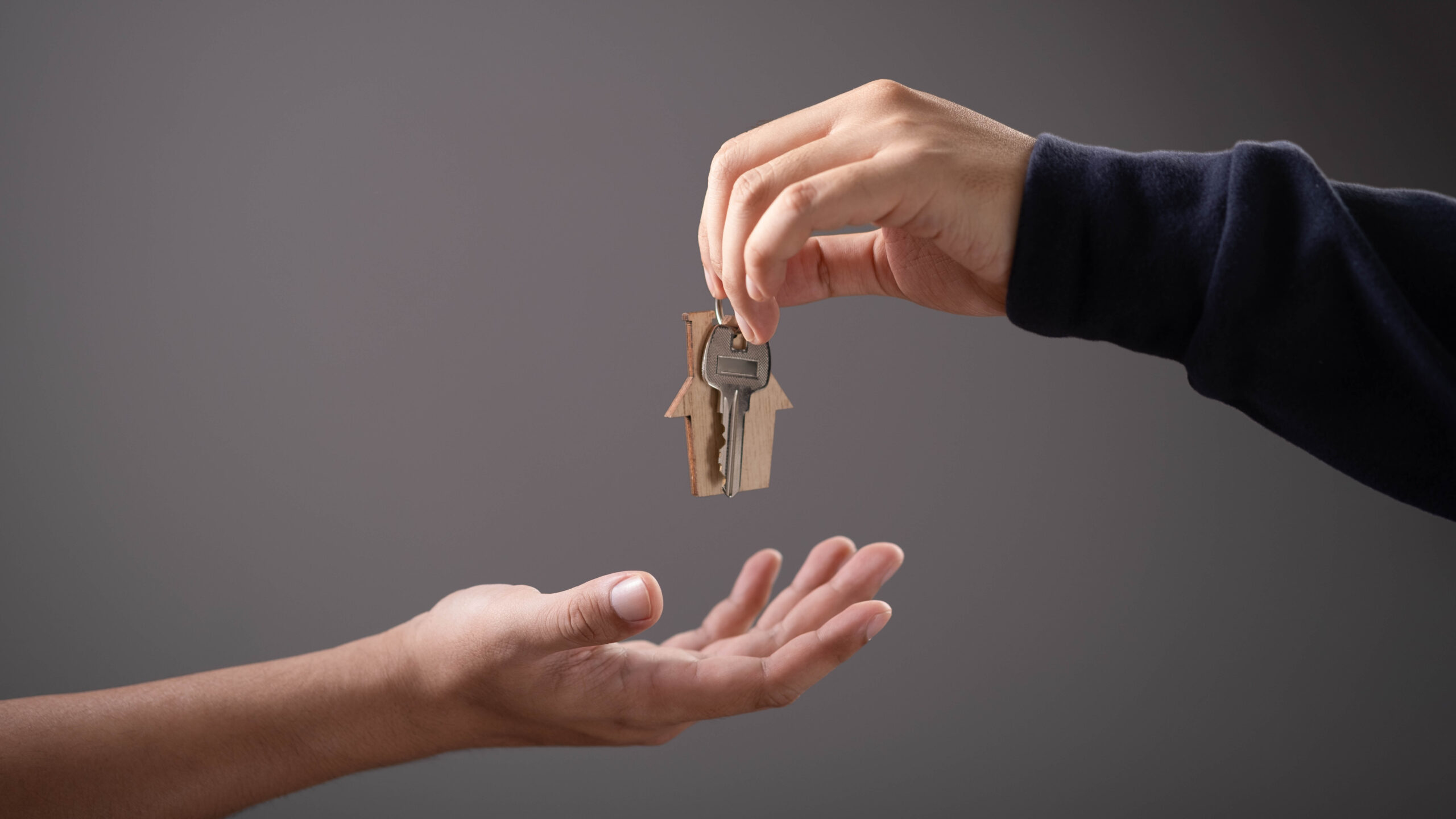 Propriétaire québécois devant son duplex montréalais avec escalier extérieur typique